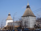 Слева направо: башня «Красные ворота» и Крымская башня)