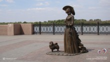 Скульптура «Дама с собачкой»)